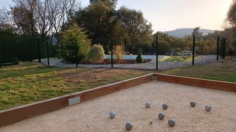 Le terrain de pétanque de la Villa de Luna, gites à Vals les Bains